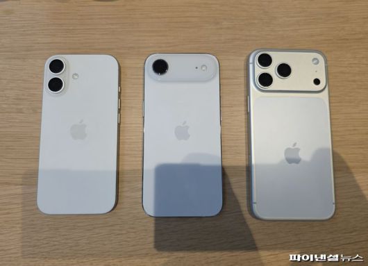 19일 오전 서울 중구 애플스토어 명동에 아이폰 17 시리즈(왼쪽부터 기본형, 에어, 프로맥스)가 전시돼 있다. 사진=박성현 기자
