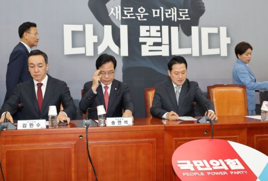 국민의힘 장동혁 대표와 송언석 원내대표가 18일 서울 여의도 국회에서 열린 최고위원회의에 참석하고 있다. 연합뉴스