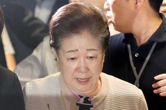 [서울=뉴시스] 조성우 기자 = 한학자 통일교 총재가 지난 17일 오전 서울 종로구 KT광화문빌딩 웨스트에 마련된 김건희 특검 사무실에 피의자 신분으로 출석하고 있다. 2025.09.17. xconfind@newsis.com /사진=뉴시스