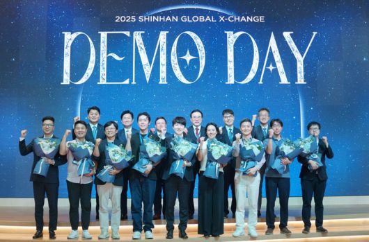 신한금융그룹은 지난 18일 베트남 호치민에 위치한 신한베트남 본사에서 ‘2025 신한 퓨처스랩 베트남 데모데이’를 개최했다고 19일 밝혔다. 이날 행사에 참석한 (뒷줄 왼쪽부터)강규원 신한은행 베트남법인장, 김동환 금융위원회 디지털금융정책관, 보민 투안 베트남 중앙은행 제2지부장, 조용병 은행연합회장, 김건 한국핀테크지원센터 이사장, 고석헌 신한지주 부사장 및 스타트업 관계자들이 기념촬영을 하고 있다. 신한금융 제공