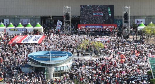 21일 대구 동구 동대구역 광장에서 국민의힘 '야당탄압·독재정치 국민 규탄대회'가 열리고 있다. 연합뉴스