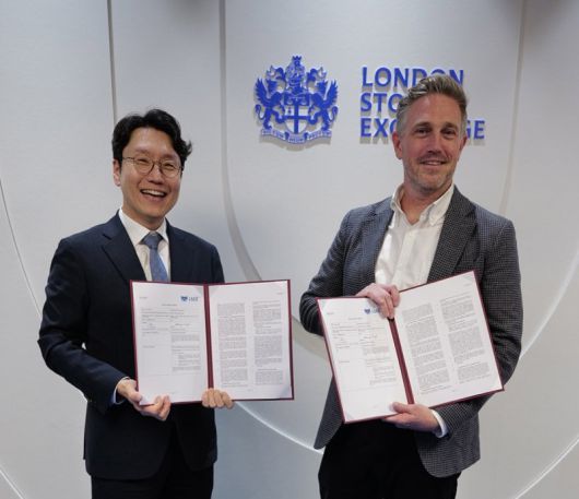 임우형 LG AI연구원 공동 연구원장(왼쪽)과 사이먼 유든 LSEG 퀀트 및 데이터 총괄이 지난 19일(현지시각) 영국 런던증권거래소에서 엑사원 비즈니스 인텔리전스 상용화 서비스를 알리는 행사후 기념촬영하고 있다. LG 제공