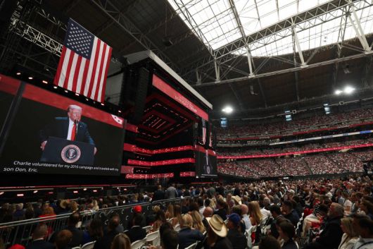 미국의 도널드 트럼프 대통령이 21일(현지시간) 미국 애리조나주 글렌데일의 스테이트팜 경기장에서 찰리 커크 추모 연설을 하고 있다.AFP연합뉴스