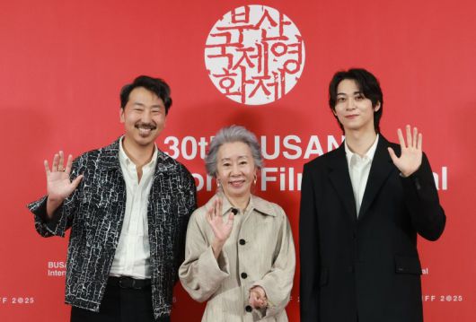 앤드루 안 감독(왼쪽부터)과 배우 윤여정, 한기찬이 지난 19일 부산 해운대구 영화의전당에서 열린 '제30회 부산국제영화제(BIFF)' '결혼 피로연' 기자간담회에 참석해 포즈를 취하고 있다. 뉴스1