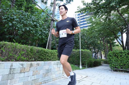 LG유플러스 임직원이 119메모리얼런 대회를 알리고 있다. LG유플러스 제공