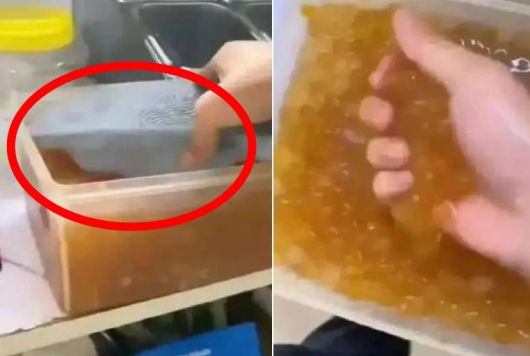 중국 밀크티 가게 직원이 식재료 통에 슬리퍼를 넣거나 재료를 손으로 만지는 모습./ 바이두