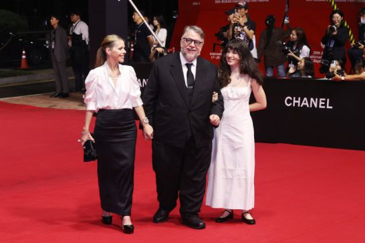 기예르모 델 토로 감독(가운데)이 아내, 딸과 함께 지난 17일 부산 해운대구 영화의전당에서 제30회 부산국제영화제(BIFF) 개막식 포토월에 참석하기 위해 레드카펫을 밟고 있다. 연합뉴스