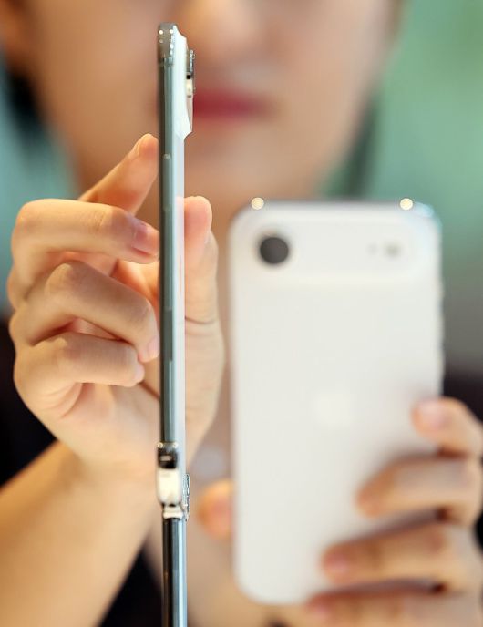 지난 19일 서울 중구 명동 애플스토어에서 시민들이 이날 출시된 애플의 스마트폰 '아이폰 에어'를 살펴보고 있다. /사진=뉴스1