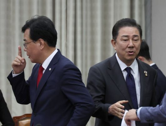 김병기 더불어민주당 원내대표와 송언석 국민의힘 원내대표가 22일 오후 서울 여의도 국회에서 열린 국회운영위원회 전체회의에서 악수한 뒤 이동하고 있다. 뉴시스