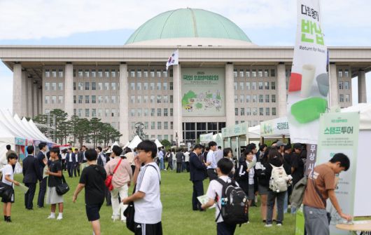 23일 서울 여의도 국회 중앙잔디광장에서 열린 2025 국회 입법 박람회를 찾은 시민들이 참가 부스를 둘러보고 있다. 연합뉴스