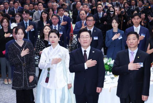 이재명 대통령과 김혜경 여사가 22일(현지 시간) 미국 뉴욕의 한 호텔에서 열린 동포 간담회에서 참석자들과 국민의례를 하고 있다. 사진=뉴시스