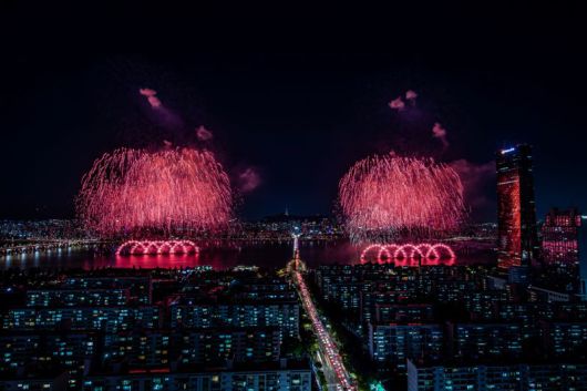 지난해 여의도 한강공원에서 개최된 서울세계불꽃축제 전경. 한화 제공