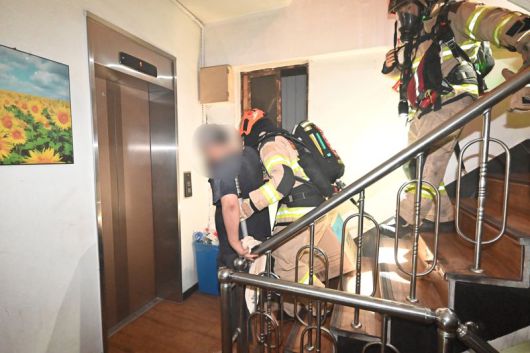 26일 서울 강동구 한 고시원 건물에서 화재가 발생해 주민 40여명이 대피했다.강동소방서 제공.