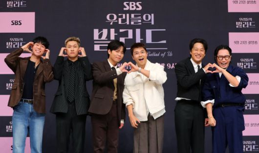 방송인 대니 구(왼쪽부터), 크러쉬, 정승환, 전현무, 차태현, 정재형이 지난 23일 오전 서울 양천구 목동 SBS에서 열린 '우리들의 발라드' 제작발표회에서 포즈를 취하고 있다. 뉴시스