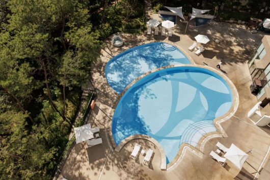 퍼블릭 공간에 있는 라운드풀                                    스튜디오 타입의 캐빈 객실. 한화호텔앤드리조트 제공