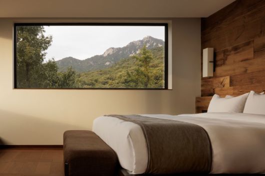 북한산 인수봉이 보이는 안토 리조트 포레스트 하우스 객실                                    북한산 조망이 가능한 인피니티풀                                    회원 전용 잔디공원. 한화호텔앤드리조트 제공