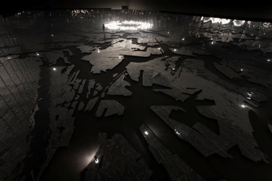 이불 '태양의 도시 II'                                      '취약할 의향-메탈라이즈드 벌룬'                                       이불 작가. 리움미술관 제공