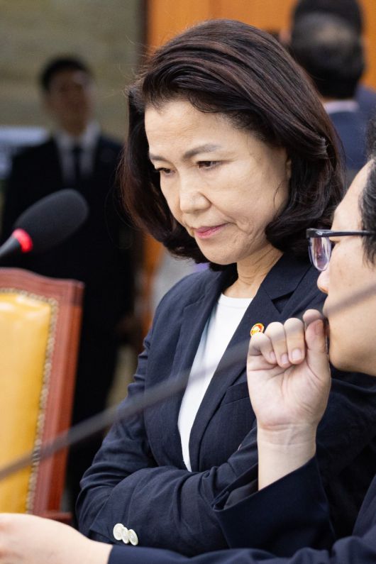이진숙 방송통신위원장이 11일 서울 여의도 국회에서 열린 제429회 국회(정기회) 과학기술정보방송통신위원회 제3차 전체회의에 출석해 굳은 표정으로 관계자와 자료를 살피고 있다. 뉴스1