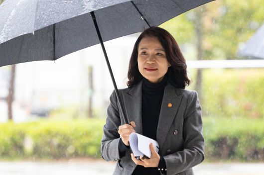 이진숙 방송통신위원장이 방송미디어통신위원회 설치법 통과에 따른 입장을 밝히기 위해 28일 서울 여의도 국회 소통관에 들어서고 있다. 뉴스1