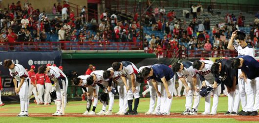 10일(현지시간) 오후 대만 타이베이시 톈무 야구장에서 열린 대한민국 야구 국가대표팀과 대만프로야구리그 웨이치안 드래곤스의 연습경기에서 5대 1로 승리한 대한민국 대표팀 선수들이 팬들을 향해 인사하고 있다. 뉴스1