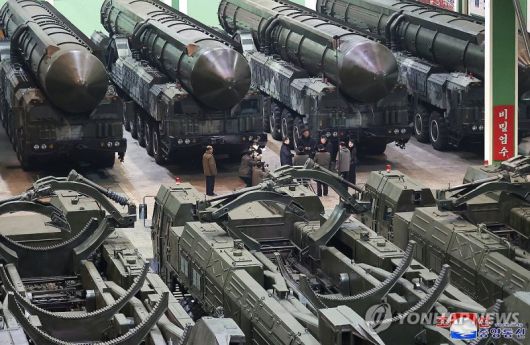 김정은 북한 국무위원장이 지난해 1월 대륙간탄도미사일(ICBM) 발사대 생산 공장을 둘러보며 전략미사일 전력을 과시하고 있다. 조선중앙통신 갈무리/연합뉴스