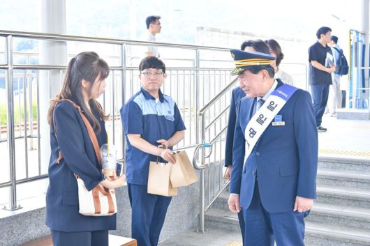 김명기 횡성군수가 추석 명절을 앞두고 30일 KTX 횡성역에서 일일 명예역장 체험을 했다. 횡성군 제공