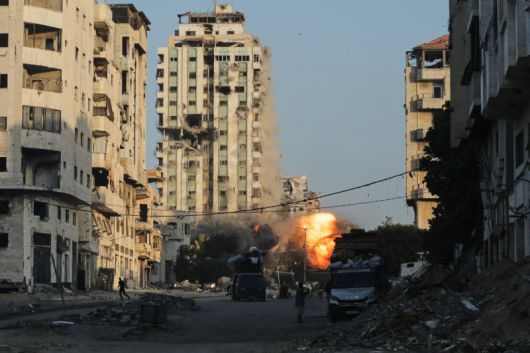 28일(현지 시간) 이스라엘군이 사전 경고 이후 공습한 가자지구 가자시티 내 고층 건물인 마카 타워에서 연기와 불길이 치솟고 있다. 뉴시스