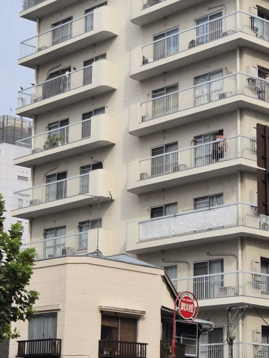 일본 도쿄의 원룸이 모여있는 한 맨션 사진=전민경 기자                                  일본 도쿄의 한 부동산에 원룸 등 맨션의 매물 정보가 붙어 있다. 사진=전민경 기자