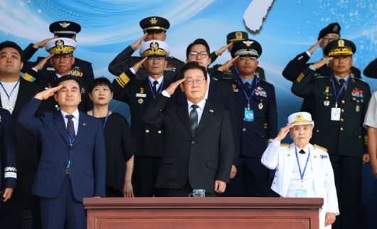 이재명 대통령이 1일 충남 계룡대에서 열린 건군 77주년 국군의 날 기념행사에 참석, 거수경례하고 있다. 이 대통령은 "국민에게 신뢰받는 군대보다 강한 군대는 없다"고 말했다. 연합뉴스