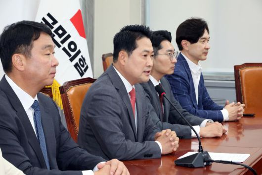 국민의힘 장동혁 대표가 2일 국회에서 추석 연휴를 앞두고 가진 기자간담회에서 발언하고 있다. 사진=박범준 기자