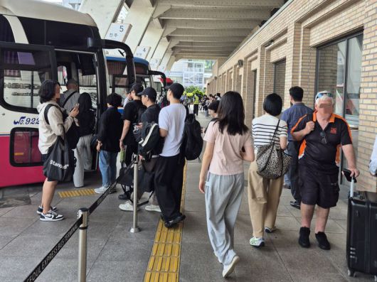 추석 연휴를 하루 앞둔 2일 오전 시민들이 서울 서초구 고속버스터미널에서 김해행 버스에 탑승하고 있다. 사진=김예지 기자