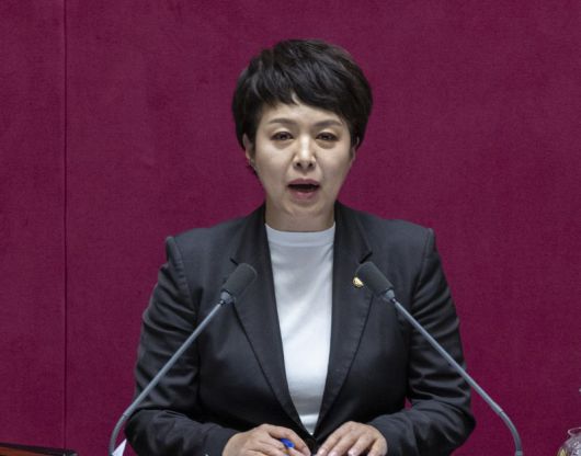 28일 국회 본회의에 '국회에서의 증언·감정 등에 관한 법률 일부개정법률안에 대한 수정안'이 상정된 뒤, 국민의힘 김은혜 의원이 이 법안에 대한 필리버스터(무제한 토론)을 시작하고 있다.연합뉴스