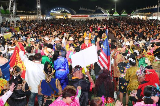 옛 안동역 특설무대에서 열린 '2023 안동국제탈춤페스티벌' 개막식에서 대동난장이 열리고 있다. (사진=안동시 제공) *재판매 및 DB 금지 /사진=뉴시스