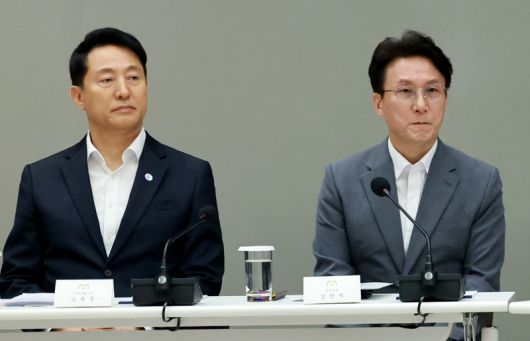 8월 1일 서울 용산 대통령실 청사에서 열린 전국 시도지사 간담회에 오세훈 서울시장(왼쪽)과 김민석 국무총리가 참석했다. 뉴시스