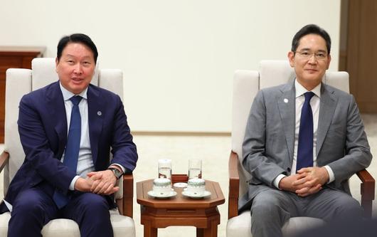 최태원 SK 대표이사 회장(왼쪽)과 이재용 삼성전자 회장이 1일 서울 용산 대통령실 청사에서 열린 이재명 대통령과 샘 알트만 오픈AI 대표 접견에 참석해 발언하고 있다. 대통령실통신사진기자단