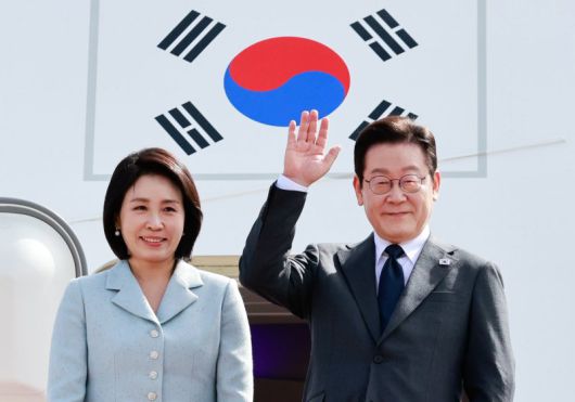 유엔 총회에 참석하는 이재명 대통령이 22일 경기 성남 서울공항에서 김혜경 여사와 출국하며 인사하고 있다. 뉴시스