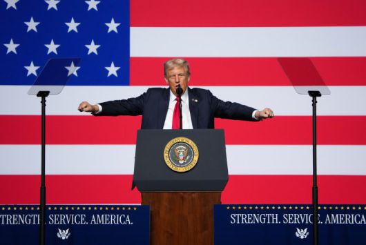 ] 도널드 트럼프 미국 대통령이 지난달 30일(현지 시간) 미국 버지니아주 콴티코의 해병기지에서 군 고위급 장성들을 대상으로 연설하고 있다. 사진=뉴시스