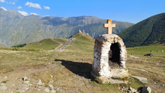게르게티 삼위일체 교회 인근의 조형물.