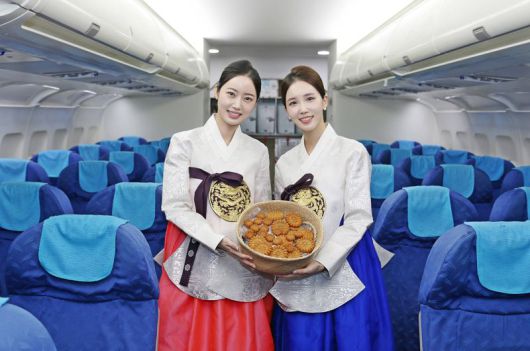에어부산이 추석을 맞아 6일 부산-김포 노선 탑승객을 대상으로 전통 간식인 약과를 제공하는 나눔 서비스를 실시한다. 에어부산 객실승무원들이 포즈를 취하고 있다. 에어부산 제공                                  에어부산 제공