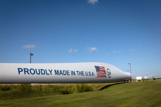 지난 7월 2일 미국 아이오와주 뉴튼의 풍력 발전기 터빈 생산 시설에 '자랑스러운 미국 제품'이라는 문구가 적힌 풍력 발전기 날개가 전시되어 있다.AFP연합뉴스