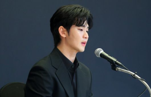 배우 김수현이 지난 3월 서울 마포구 스탠포드호텔에서 기자회견을 열고 자신을 둘러싼 의혹에 대해 입장을 밝히고 있다. /사진=뉴시스