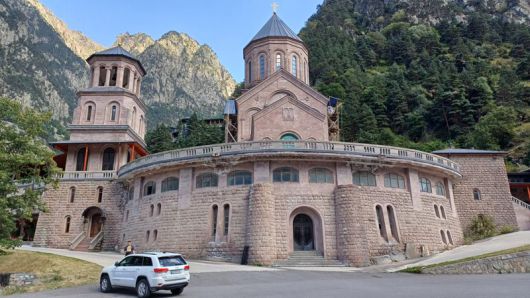 다리알리 수도원 외관.