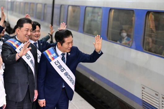 정청래 더불어민주당 대표와 김병기 원내대표를 비롯한 지도부가 지난 2일 서울 용산역에서 추석 귀성객에게 인사를 하고 있다. 뉴스1