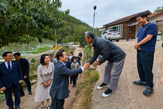 대통령실은 이재명 대통령이 가족·친지와 함께 경북의 선영을 참배하며 성묘길에 만난 고향마을 주민들과 인사를 나누는 모습을 지난 6일 SNS에 공개했다. 사진=이재명 대통령 SNS