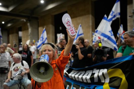 지난달 24일 이스라엘 텔아비브 인근 벤구리온 공항에서 시위대가 가자지구 전쟁 종식과 하마스에 억류된 인질들의 즉각 석방을 요구하며 베냐민 네타냐후 총리 정부에 반대하는 시위를 벌이고 있다. 사진=AP/뉴시스