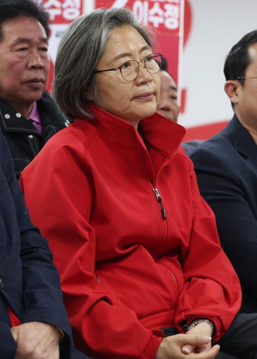 [수원=뉴시스] 경기사진공동취재단 = 제22대 국회의원선거 수원정에 출마한 국민의힘 이수정 후보가 10일 오후 경기도 수원시 영통구 선거사무소에서 개표방송을 보고 있다. 2024.04.10. photo@newsis.com /사진=뉴시스