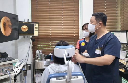 이석증 환자를 진료 중인 온병원 이비인후과 이일우 과장. 온병원 제공