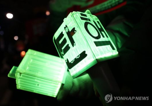 K-탄핵응원봉.연합뉴스