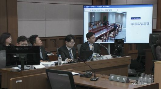 영상 속에는…. 13일 서울 서초구 서울중앙지법에서 열린 한덕수 전 국무총리의 내란 우두머리 방조 혐의 등 2차 공판에서 비상계엄 당일 대통령실 폐쇄회로(CCTV) 영상 일부가 공개됐다. 사진 속 영상에 한 전 총리와 이상민 전 행정안전부 장관의 모습이 보인다. 연합뉴스