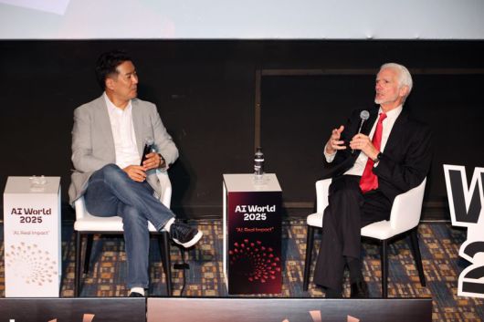 지난달 25일 서울 송파구 롯데월드타워 롯데시네마에서 열린 'AI World 2025'에서 장동선 궁금한 뇌 연구소 대표와 제리 카플란 스탠퍼드 대학교 교수가 대담을 하고 있다. 사진=박범준 기자